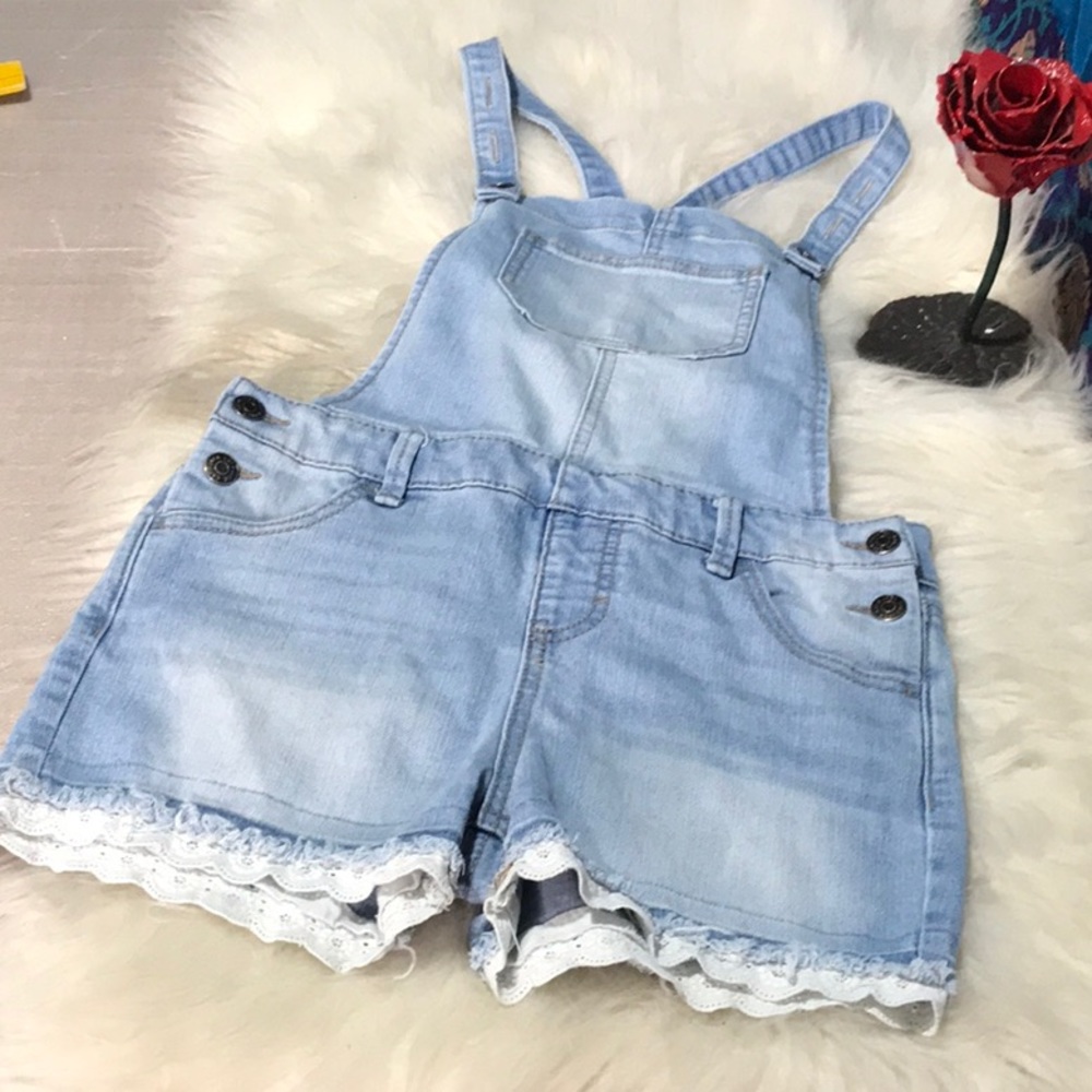 Cat & Jack shorts with bib lace hem push buttons